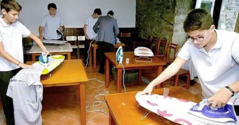 Cette école espagnole apprend aux garçons à cuisiner, à nettoyer et à repasser dans le cadre d'une initiative brillante