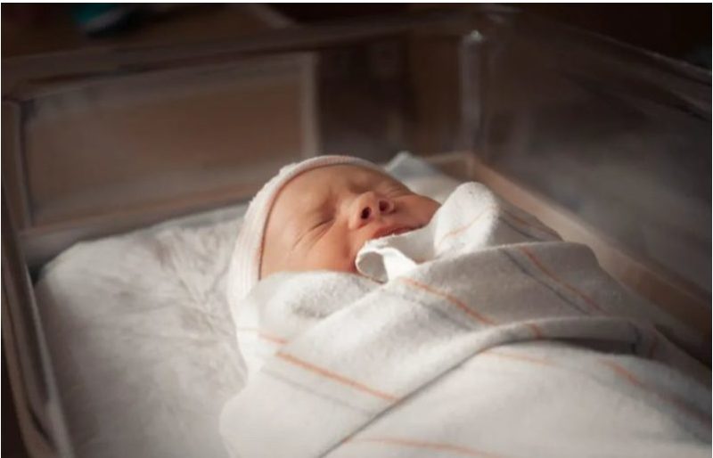 Un jeune orphelin adopte un nouveau-né et découvre qu'il s'agit de sa sœur biologique : Le récit émouvant d'aujourd'hui