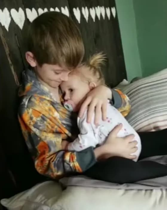 Un grand frère donne la sérénade à sa petite sœur en interprétant la chanson «Count On Me» (Compte sur moi)