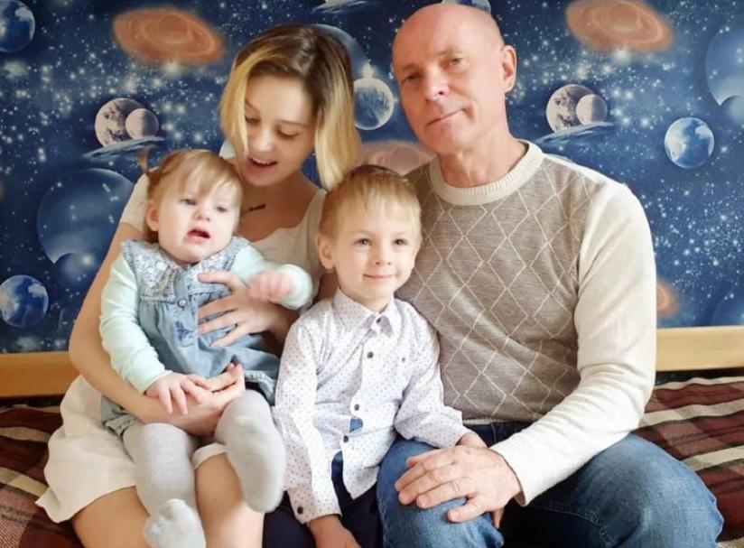 Un monsieur de 58 ans épouse une jeune fille âgée de dix-sept ans : leur vie cinq ans plus tard
