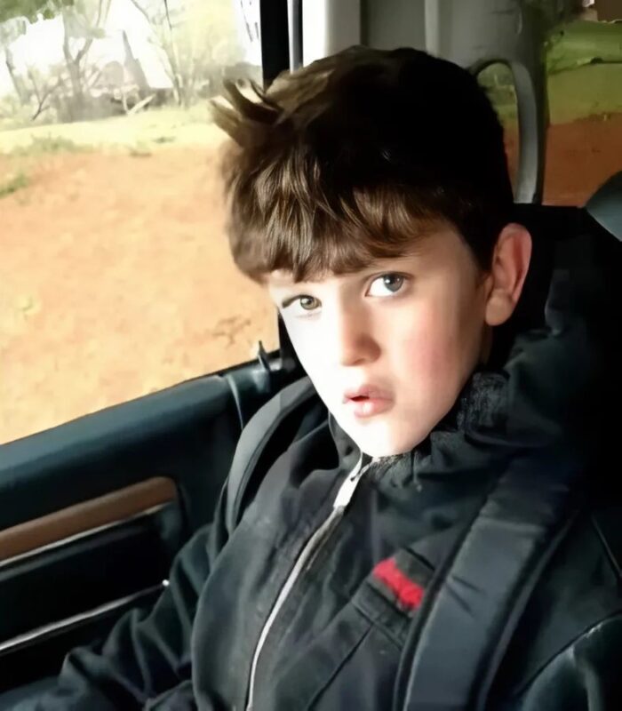 Un garçon de 10 ans est un tyran dans le bus scolaire, son père le force à courir jusqu'à l'école sous la pluie