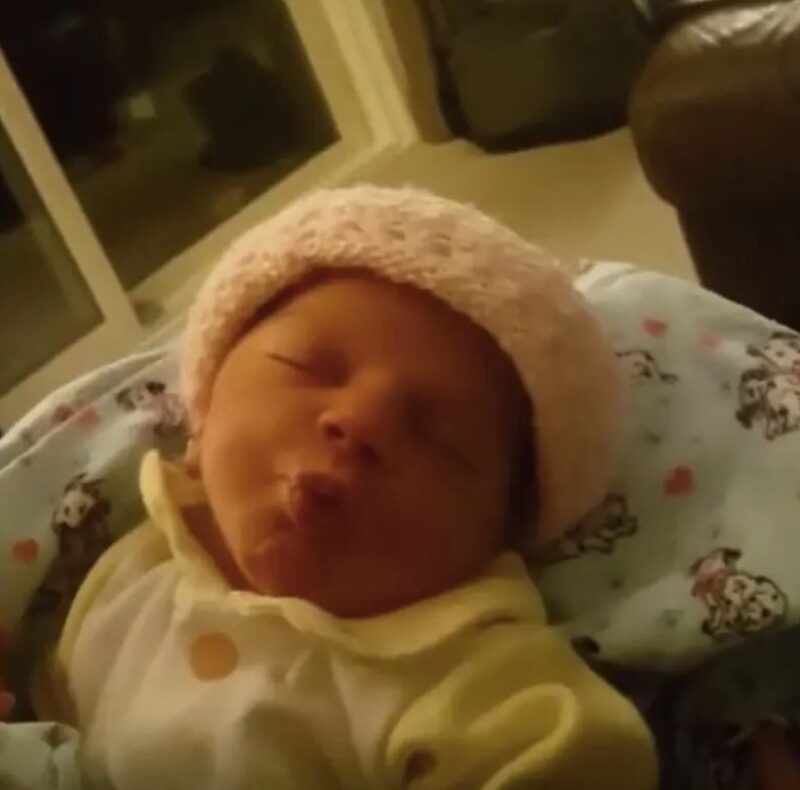 Une maman se penche pour embrasser son nourrisson : Le visage du bébé lui fait chaud au cœur