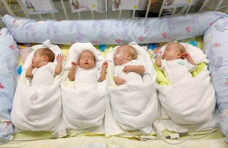 Cette grand-mamie de 65 ans donne naissance à 4 bébés et réalise enfin son plus grand rêve et celui de sa fille