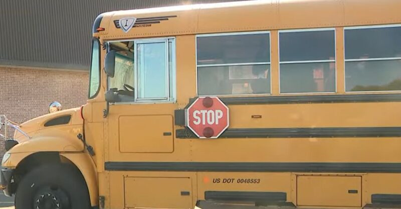 Un élève héroïque de 8e année sauve un bus rempli d'élèves après que le conducteur a perdu connaissance