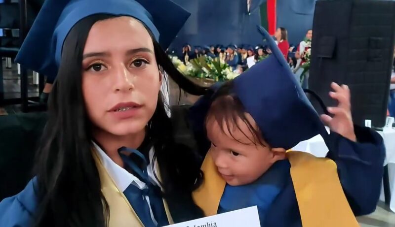 Une jeune mère obtient son diplôme avec son petit dans ses bras: "C'est un succès pour nous deux"