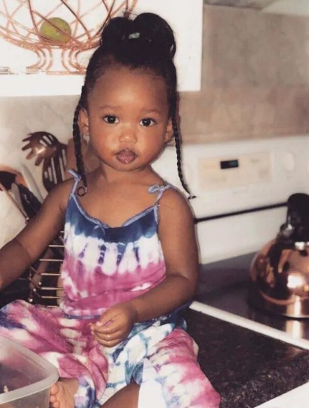 Née d'une mère originaire d'Afrique et d'un père asiatique, cette jeune fille est dotée d'une beauté inouïe