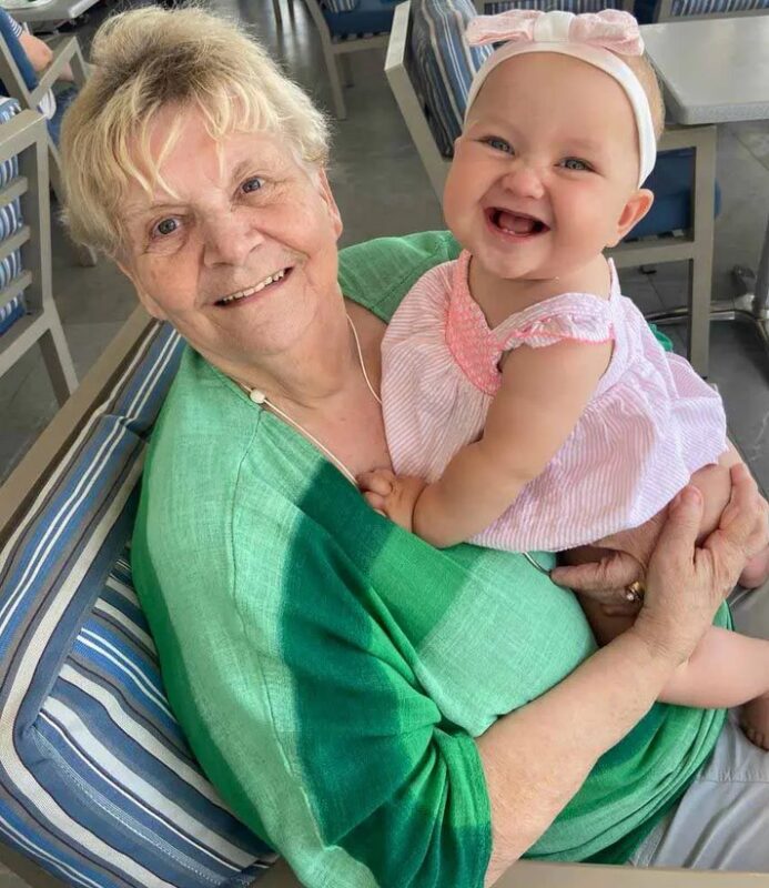 Après vingt-cinq ans de lutte pour avoir un enfant, une femme de 53 ans a enfin réussi à donner vie à sa première fille