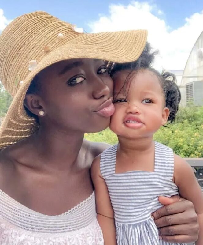 Née d'une mère originaire d'Afrique et d'un père asiatique, cette jeune fille est dotée d'une beauté inouïe