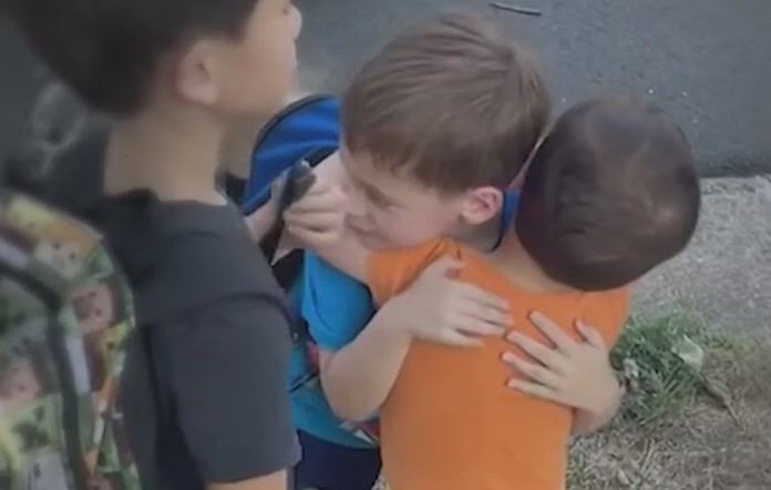 Un enfant de 6 ans protège son jeune frère avec son corps lors d'un terrible incendie ravageant sa maison
