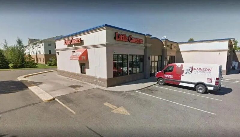 Un restaurant accroche une pancarte après avoir découvert des sans-abri en train de manger des restes de nourriture