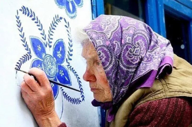 Une mamie de 90 ans transforme un petit villaage en galerie d'art en peignant des fleurs sur les maisons