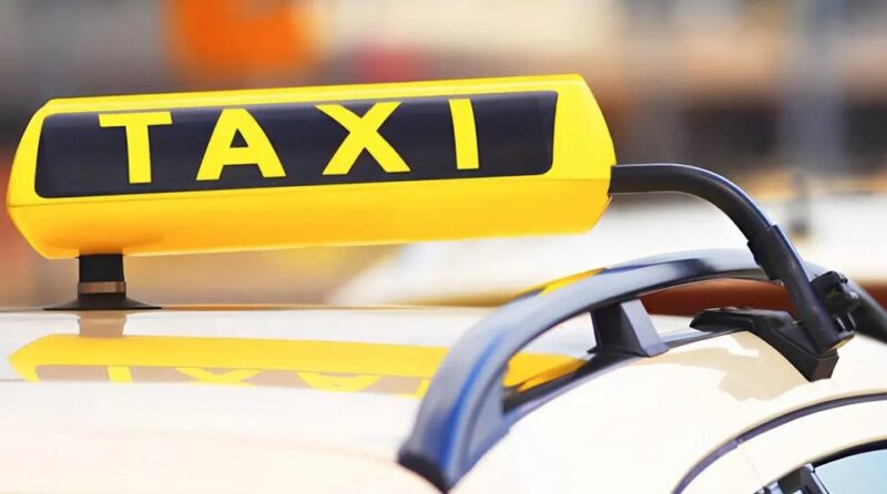 Il travaille en tant que taxiste pour payer ses études : aujourd'hui, il obtient son diplôme universitaire avec "félicitations"