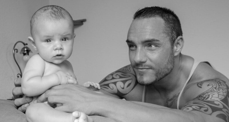 Un papa qui prend soin de son enfant ne l' "aide" pas, il ne fait qu'exercer son rôle de père