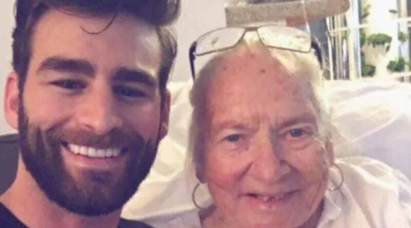 Il accueille sa voisine de quatre-vingt-neuf ans chez lui pour lui tenir compagnie pendant ses derniers jours