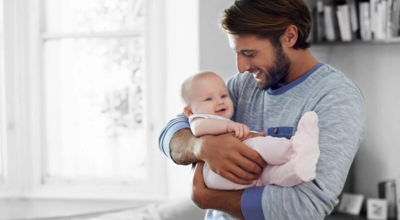 Un papa qui prend soin de son enfant ne l' "aide" pas, il ne fait qu'exercer son rôle de père