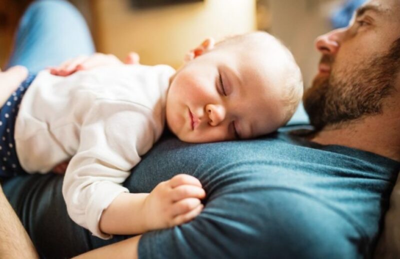 Un papa qui prend soin de son enfant ne l' "aide" pas, il ne fait qu'exercer son rôle de père