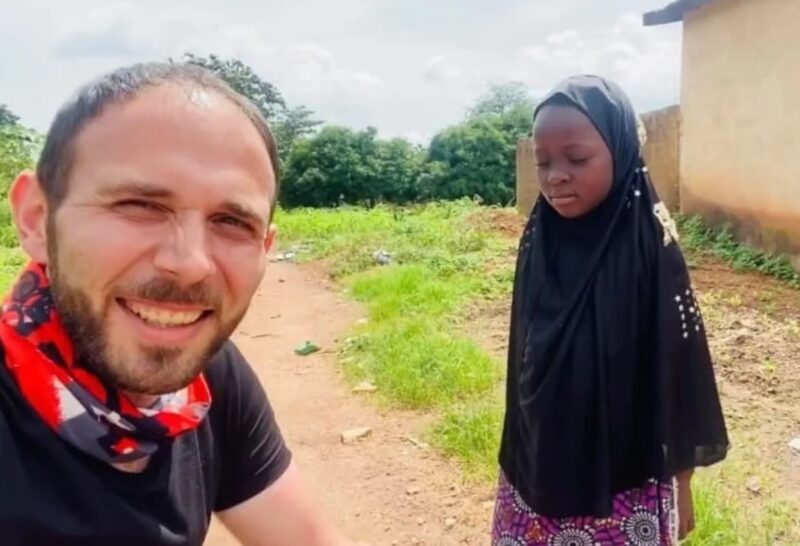 La réaction inestimable d'une orpheline ayant reçu une poupée pour la première fois de sa vie fait le tour de l'internet