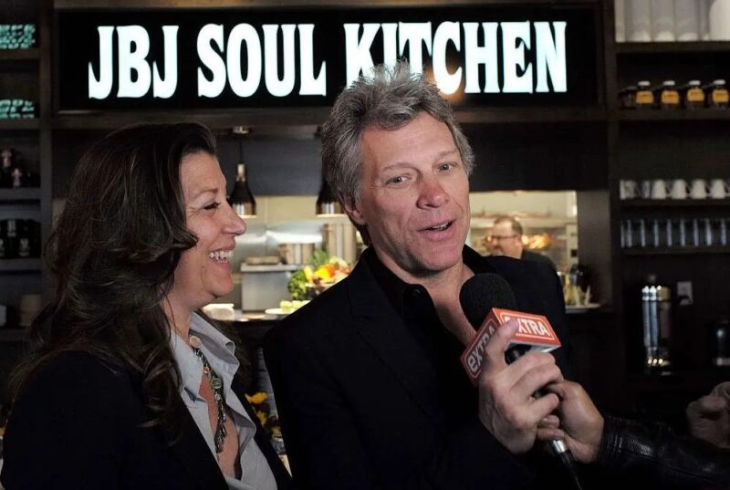 Bon Jovi, chanteur au grand cœur, inaugure 2 restaurants où les gens sans moyens se nourrissent gratuitement