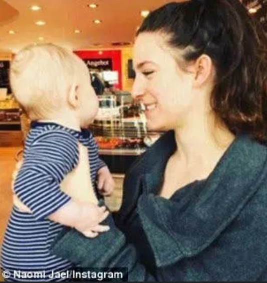 Cette maman est la cible de critiques après la publication d'une photographie d'elle en train d'allaiter son enfant
