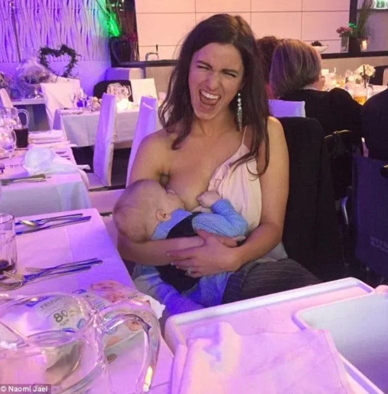 Cette maman est la cible de critiques après la publication d'une photographie d'elle en train d'allaiter son enfant