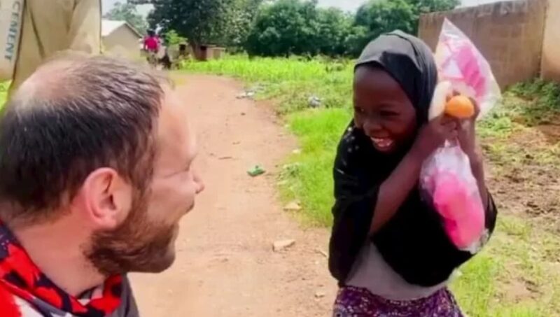 La réaction inestimable d'une orpheline ayant reçu une poupée pour la première fois de sa vie fait le tour de l'internet