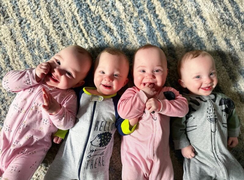 Les quadruplés se réunissent pour une réunion secrète remplie de rires et de gazouillis de bébés