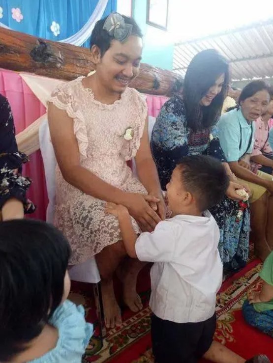 Le papa surprend ses enfants, abandonnés par leur maman, en mettant une robe pour la fête des mamans à l'école