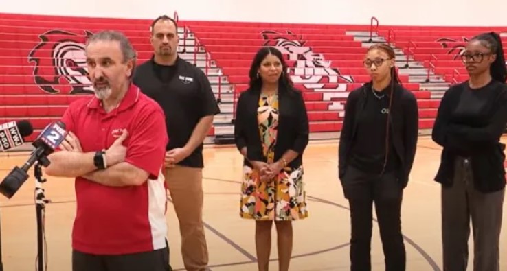 Deux élèves ont sauvé la vie de leur professeur, victime d'un arrêt cardiaque soudain lors d'un match de basket