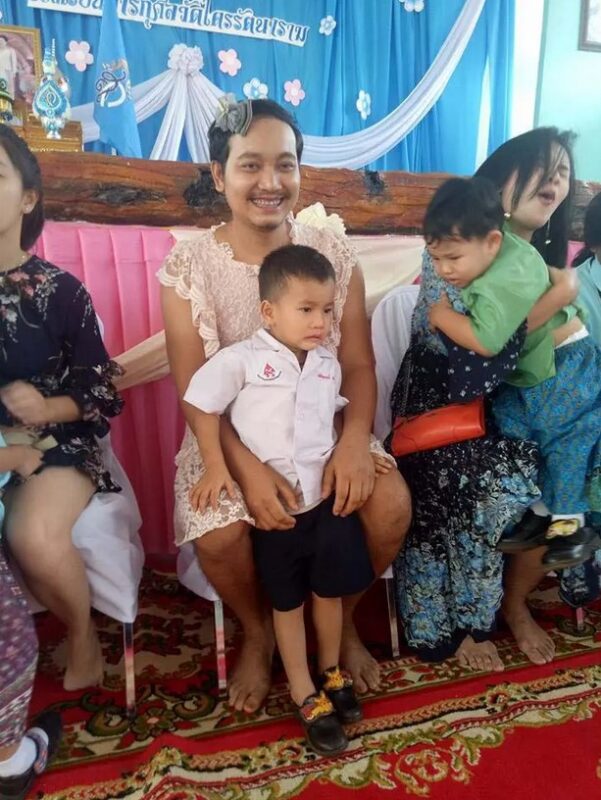 Le papa surprend ses enfants, abandonnés par leur maman, en mettant une robe pour la fête des mamans à l'école