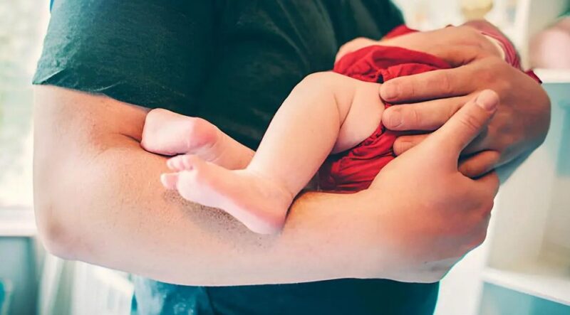 À vingt et un ans, ce papa célibataire relate son bouleversante expérience de la parentalité en solitaire