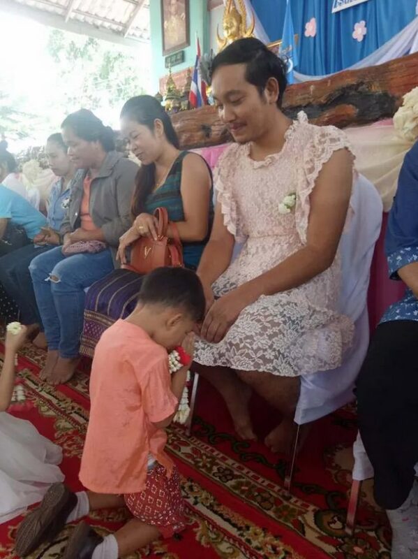 Le papa surprend ses enfants, abandonnés par leur maman, en mettant une robe pour la fête des mamans à l'école