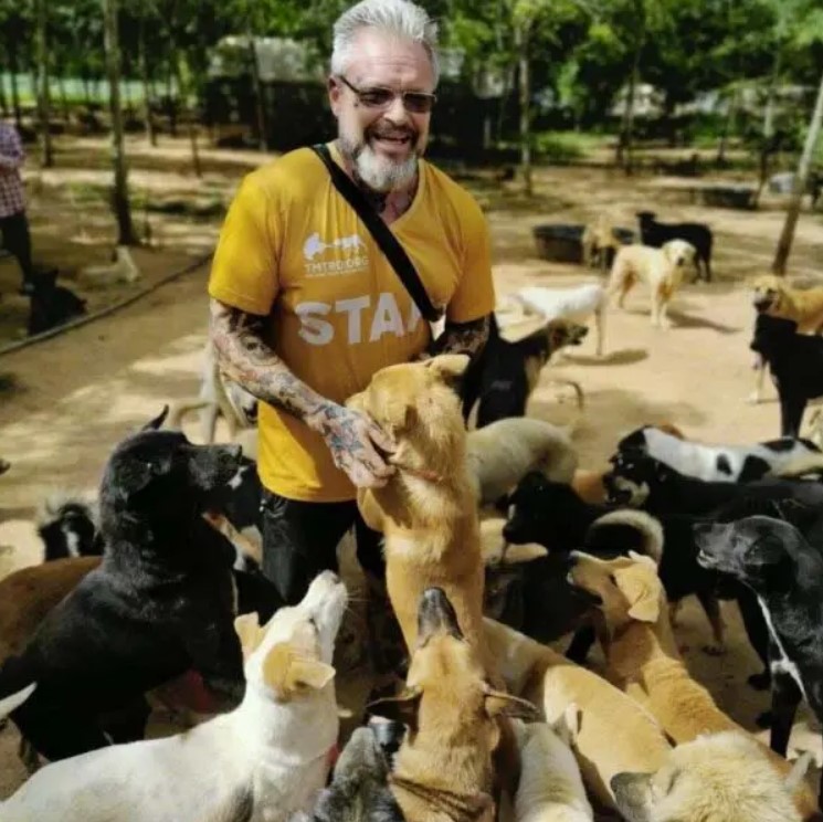 Mikael J. Baines, ce chef au grand cœur, fonde un centre d'accueil pour nourrir 600 chiens chaque jour