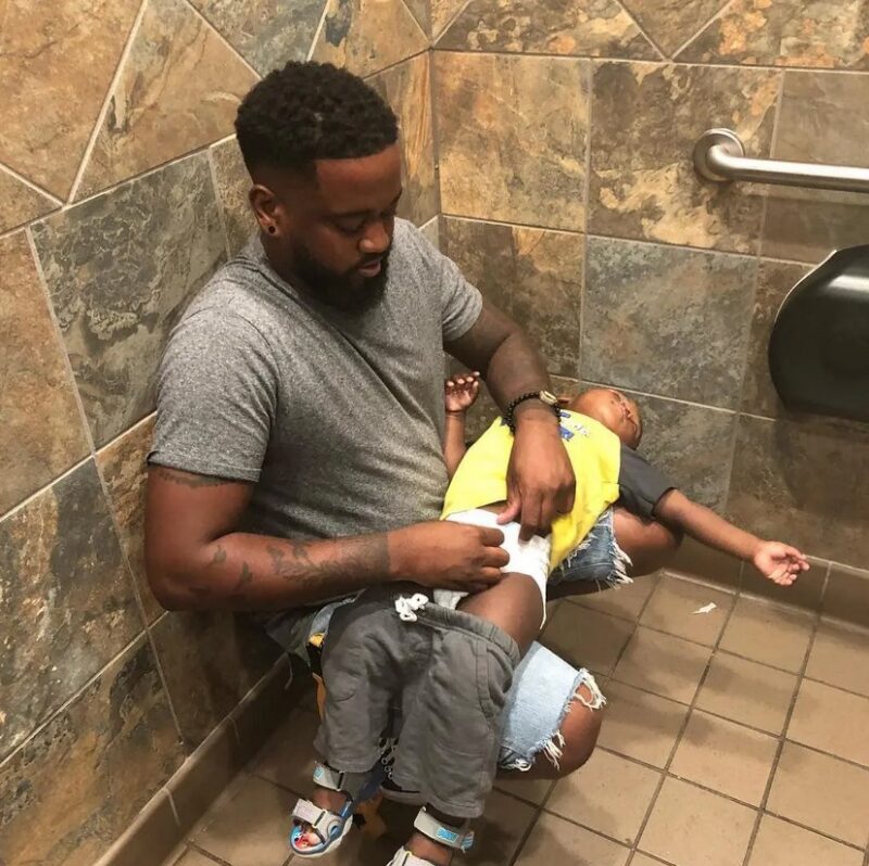 Les papas exigent des tables à langer dans les toilettes masculines pour y changer leurs petits