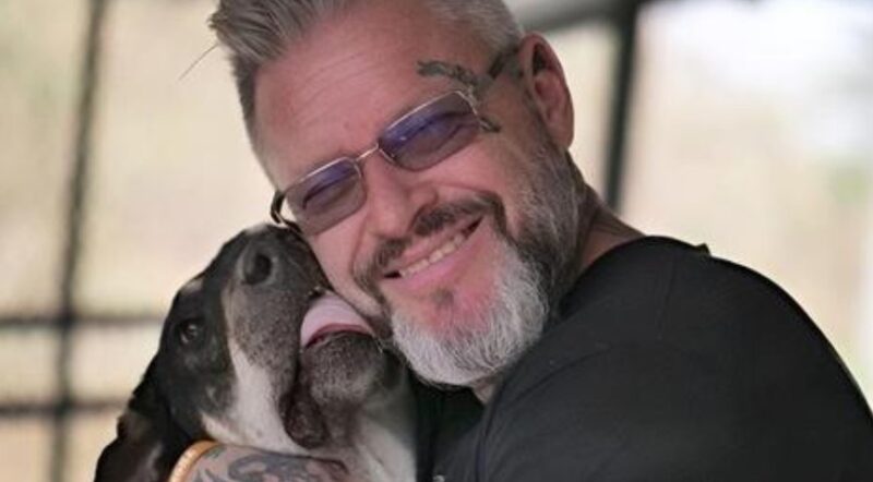 Mikael J. Baines, ce chef au grand cœur, fonde un centre d'accueil pour nourrir 600 chiens chaque jour