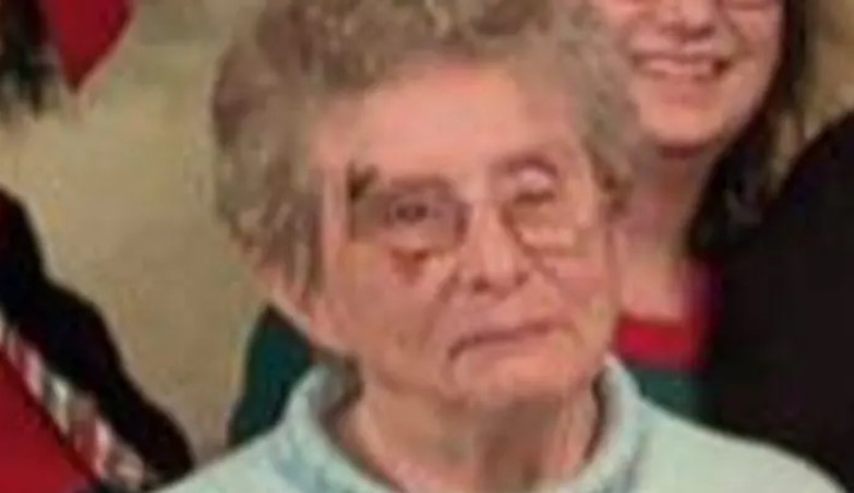À 79 ans, elle lave la vaisselle dans un restaurant : son employeur rassemble 15000€ pour l'aider à partir à la retraite