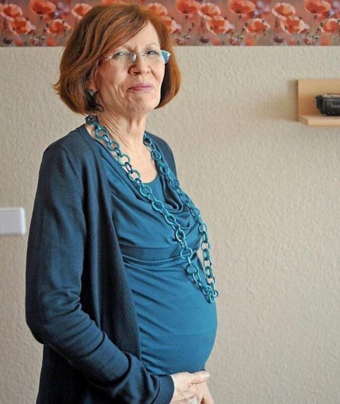 Cette grand-mamie de 65 ans donne naissance à 4 bébés et réalise enfin son plus grand rêve et celui de sa fille