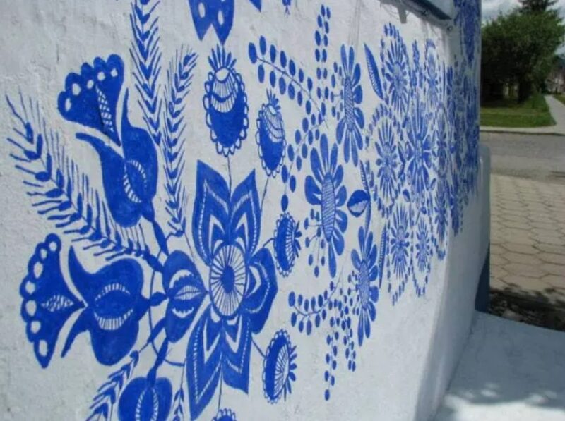 Une mamie de 90 ans transforme un petit villaage en galerie d'art en peignant des fleurs sur les maisons