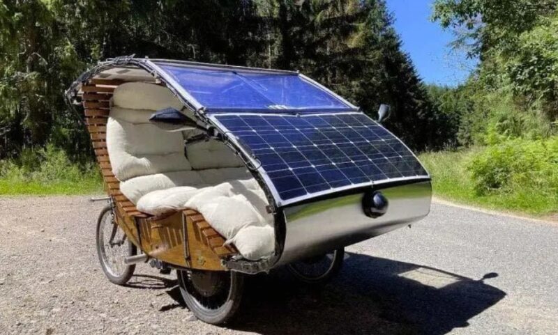 Un ingénieur retraité crée un véhicule biplace à énergie solaire à partir de deux vélos électriques