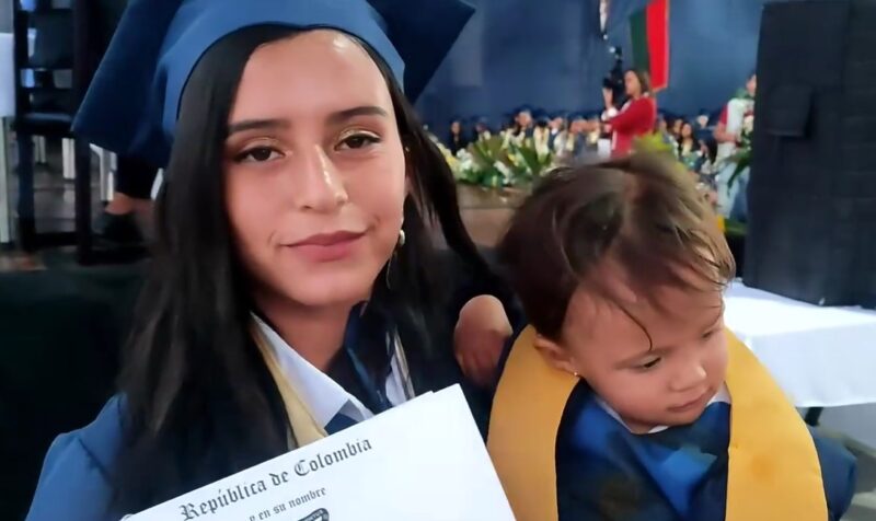 Une jeune mère obtient son diplôme avec son petit dans ses bras: "C'est un succès pour nous deux"
