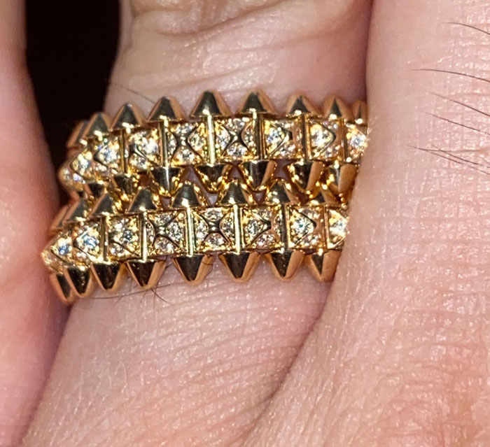 Cartier vend par erreur des boucles d'oreilles d'une valeur de 13000$ à un homme pour 13$, Cartier veut les récupérer
