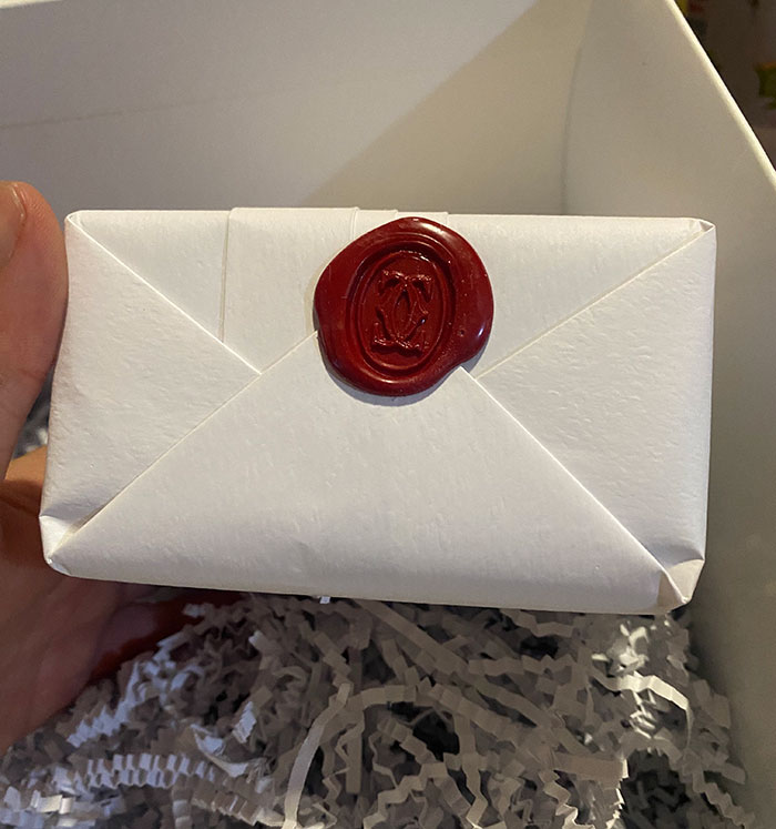 Cartier vend par erreur des boucles d'oreilles d'une valeur de 13000$ à un homme pour 13$, Cartier veut les récupérer