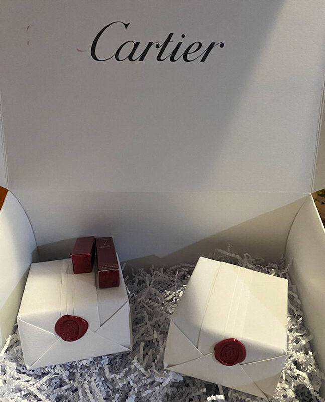 Cartier vend par erreur des boucles d'oreilles d'une valeur de 13000$ à un homme pour 13$, Cartier veut les récupérer