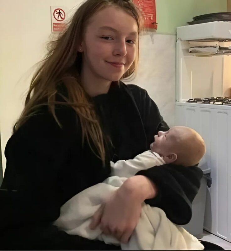 Une femme au grand cœur a hébergé une maman adolescente qui vivait dans la rue avec son nourrisson