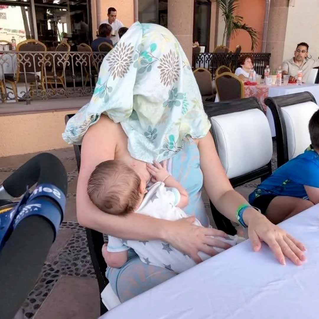 Un monsieur demande à une maman de ne pas allaiter en plein public : elle lui donne une belle leçon