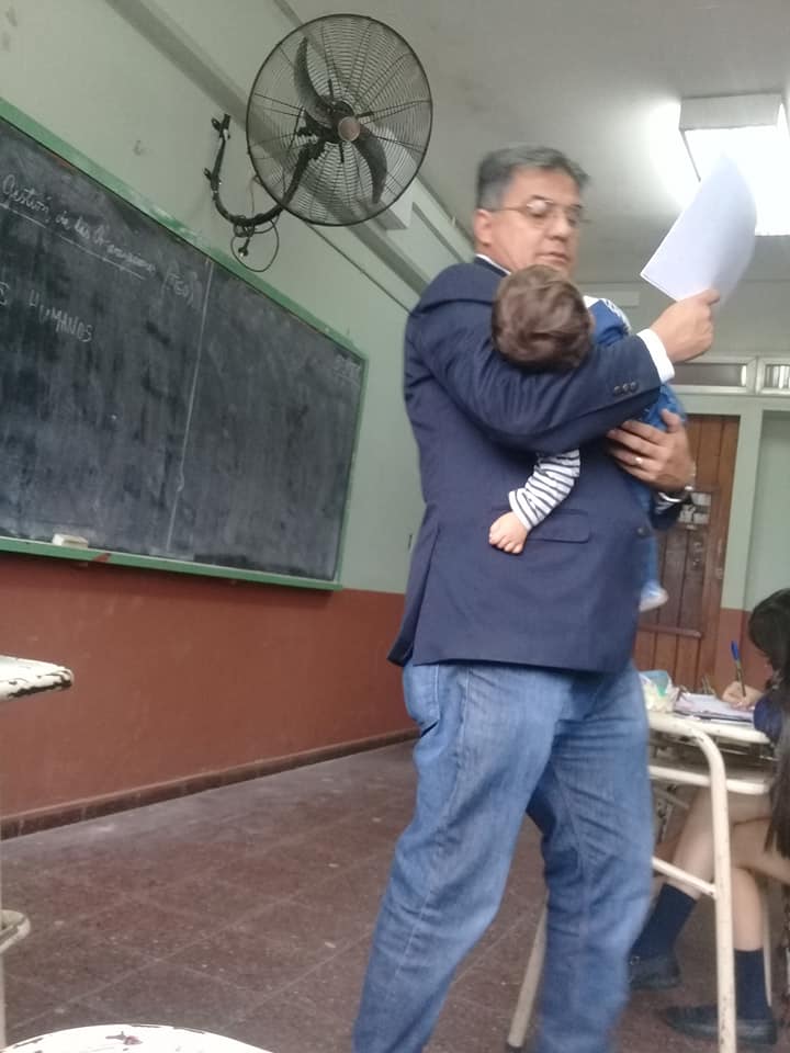 Un enseignant prend soin du fils de son élève pendant les cours "C'est un exemple de gentillesse"