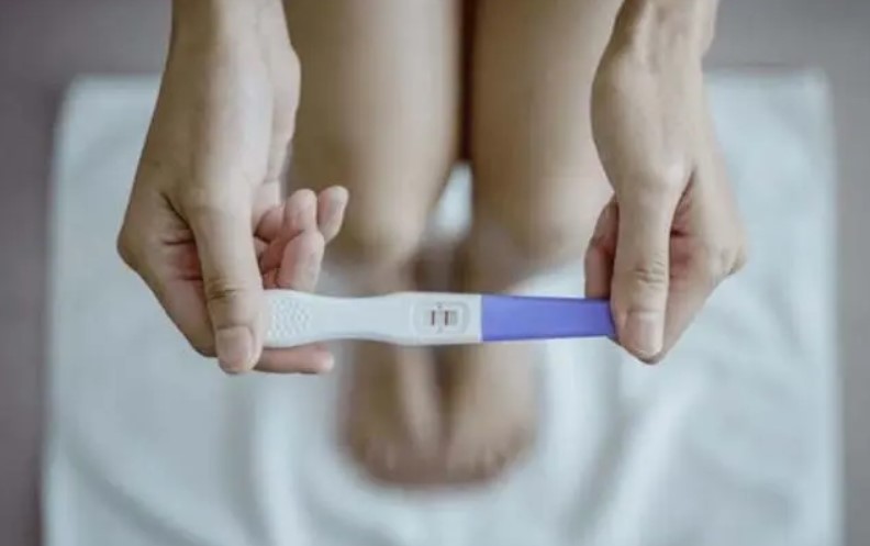 Tombée enceinte à seize ans, elle avait juré à ses parents de continuer ses études : elle a décroché son diplôme avec les "éloges"