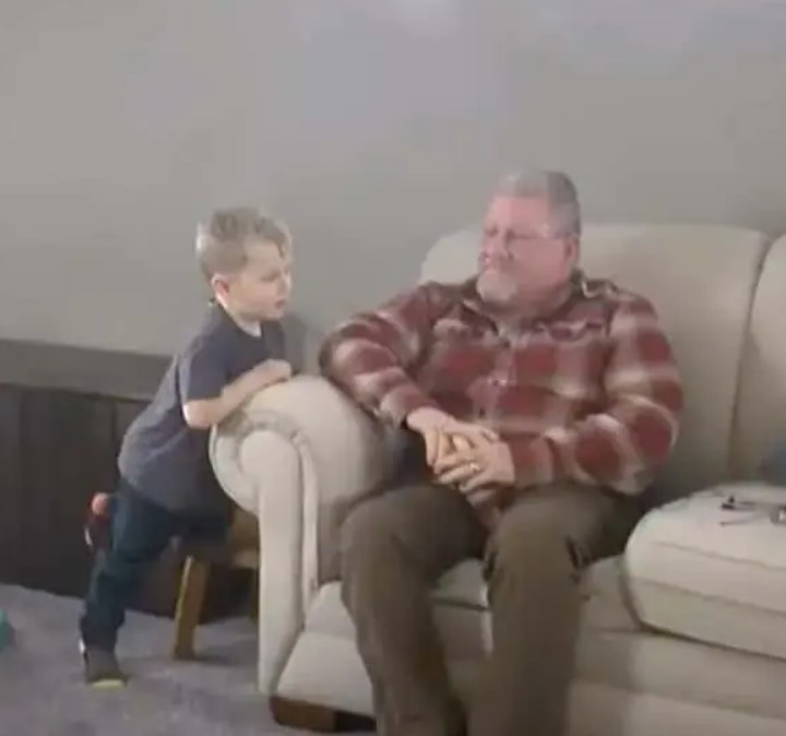 Ce papi parcourt le pays pour offrir un chien errant à ses petits-enfants : "Mes petits-enfants me sont très chers"