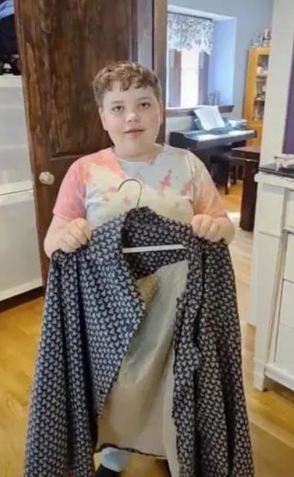 Ayant une passion pour la couture à l'âge de 9 ans, il fabrique une chemise pour son papa