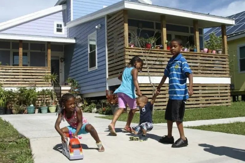 Brad Pitt a fait construire plus de cent maisons pour des gens dans le besoin
