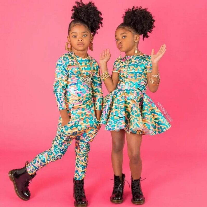 Ces deux fillettes ont été considérées comme « les plus merveilleuses jumelles du monde » : leurs photographies fascinent l'Internet
